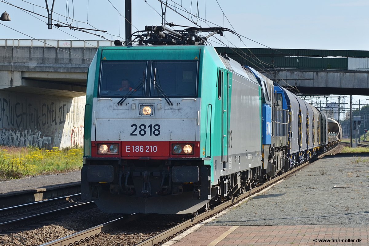 SNCB/NMBS 2818 + 5701