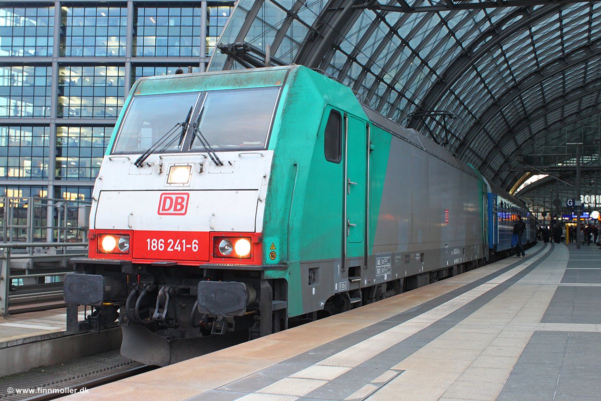 DB 186 241 in front of D441/D443 in Berlin Hbf on December 9, 2011