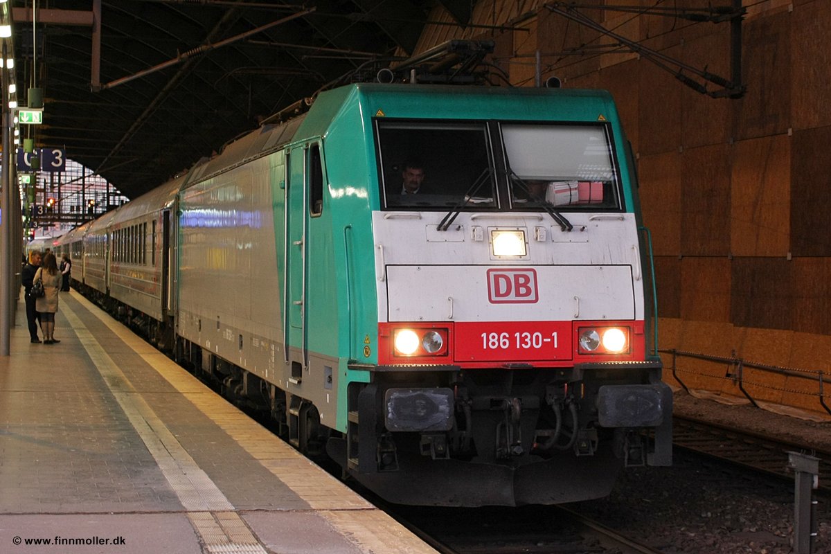 DB 186 130 med D441/D443 på Berlin Ostbahnhof, 10.12.2011